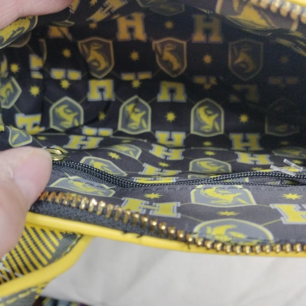 NWOT Loungefly Harry Potter Hufflepuff Purse With Cross Body Strap. - Picture 7 of 14